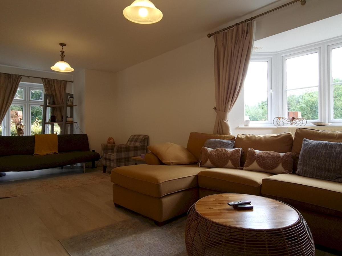Pass The Keys Well Located Modern 5 Bedroom House Бирмингем Экстерьер фото