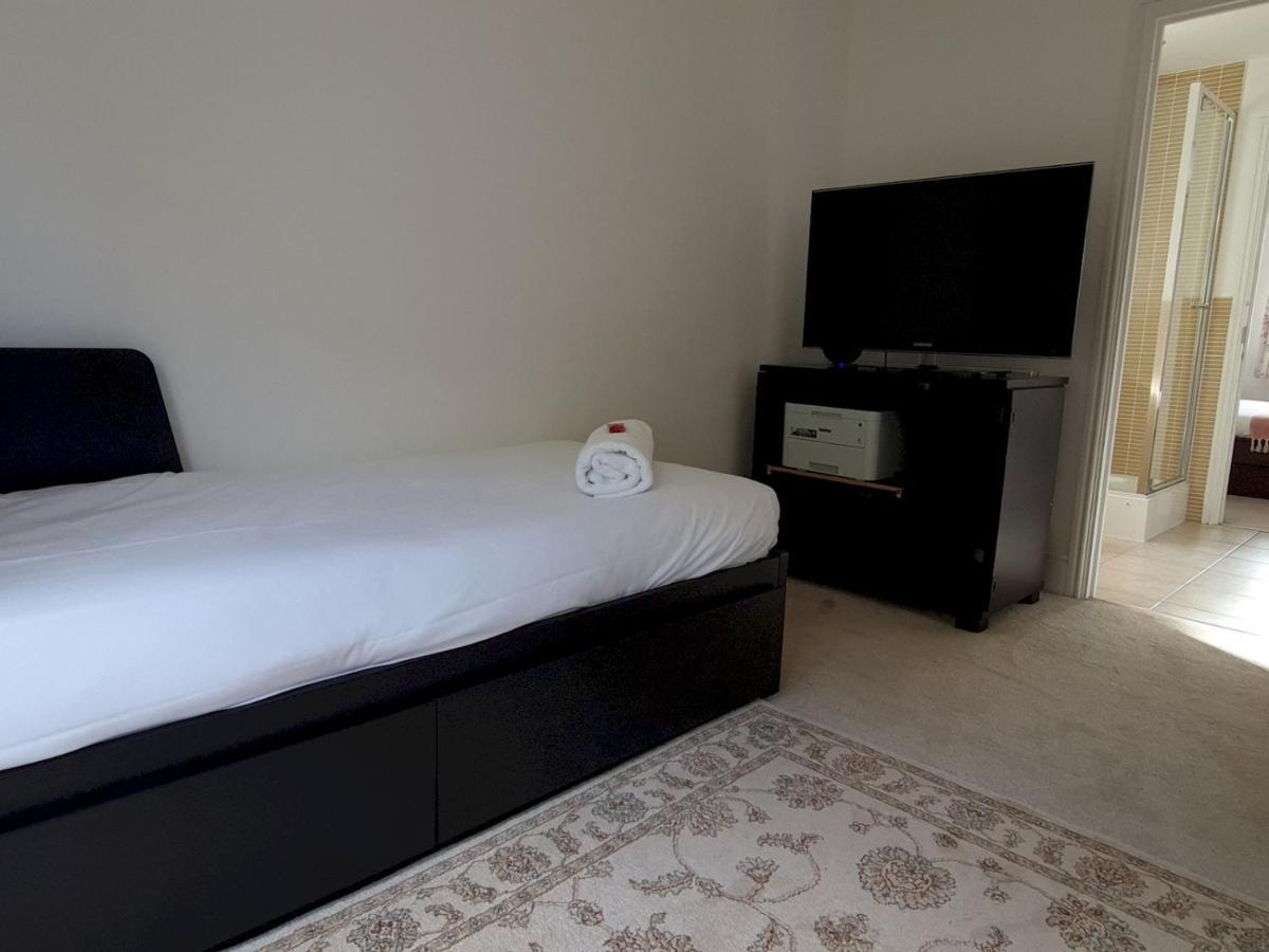 Pass The Keys Well Located Modern 5 Bedroom House Бирмингем Экстерьер фото